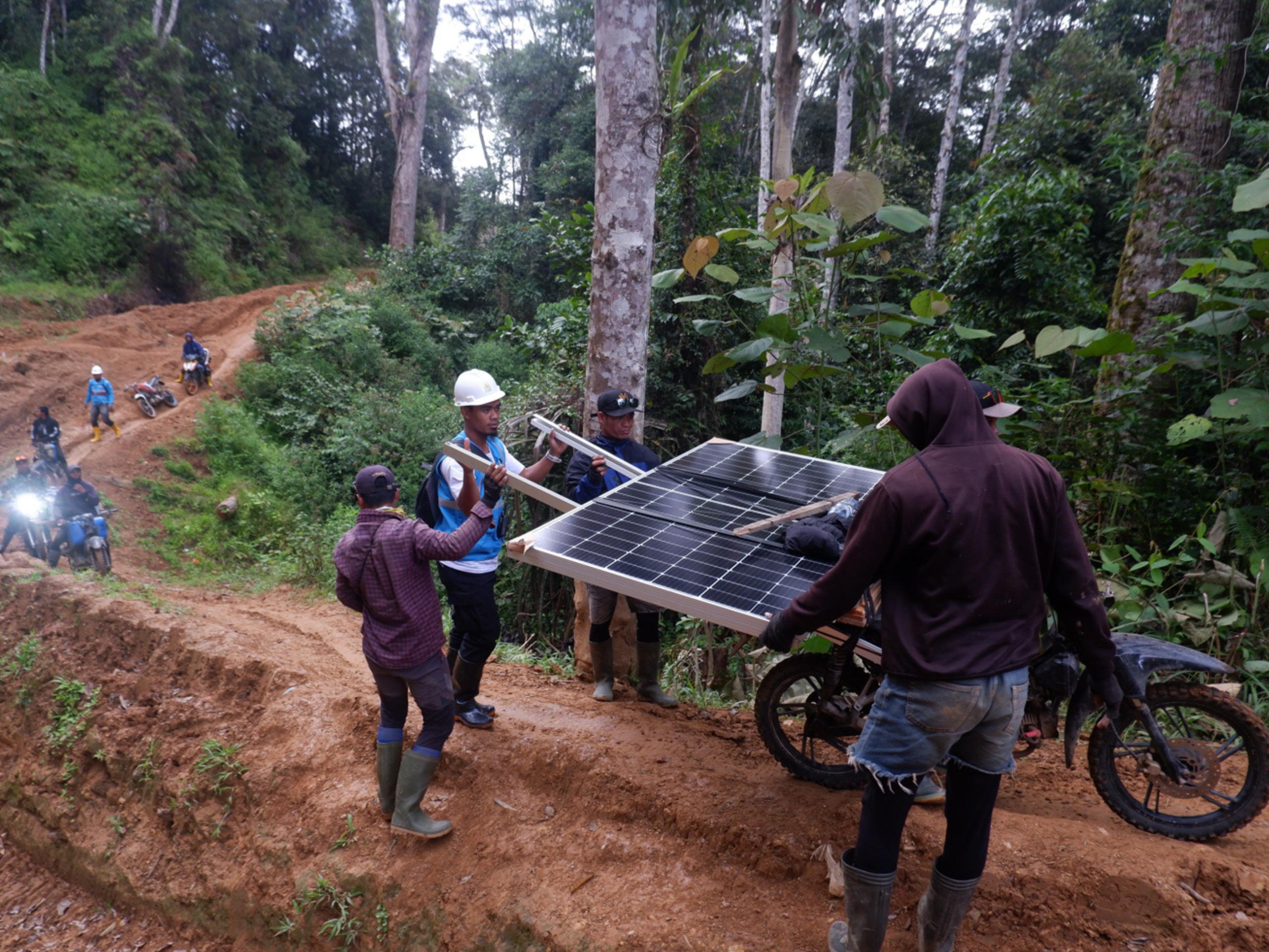 Untuk Mencapai Kecamatan Seko, Petugas PLN Memobilisasi Material Melalui Medan Berat dan Sungai Serta Menempuh Perjalanan Sejauh 530 Kilometer (Km) Selama 15 Jam Dari Kota Makassar