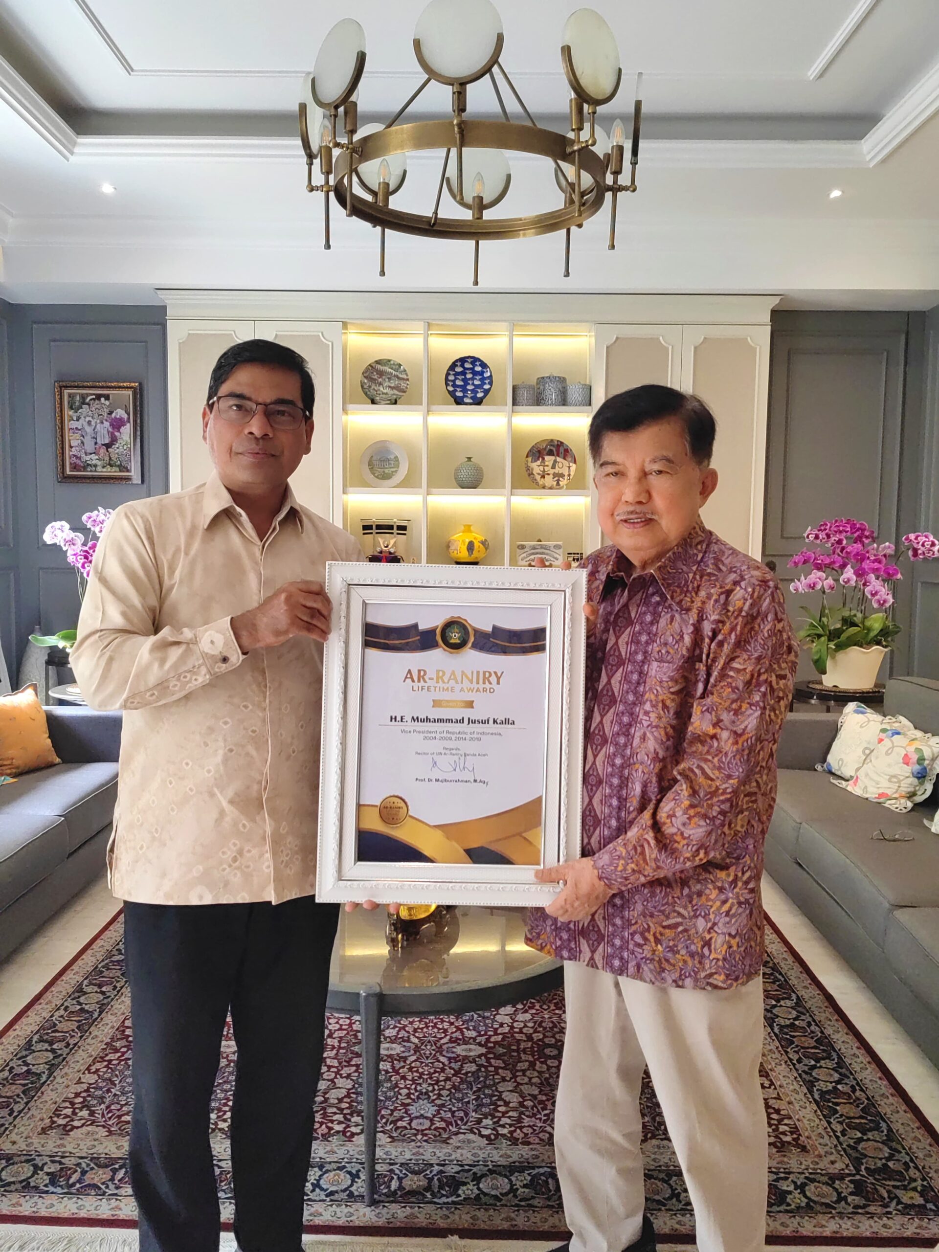 UIN Ar Raniry Serahkan Piagam Penghargaan Ar Raniry Award Kepada Jusuf Kalla
