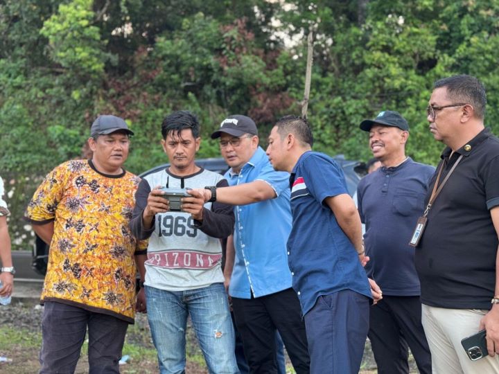 Wakil Bupati Maros Muetazim Mansyur Bersama DLH Maros Saat Meninjau Lokasi TPA di Camba