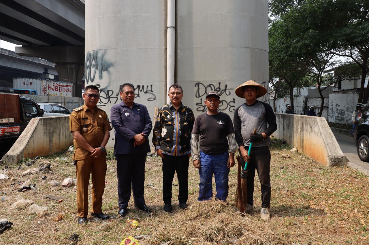 Wawali Bekasi Apresiasi Pak Dahlan, Pahlawan Kebersihan Jalan Cikunir