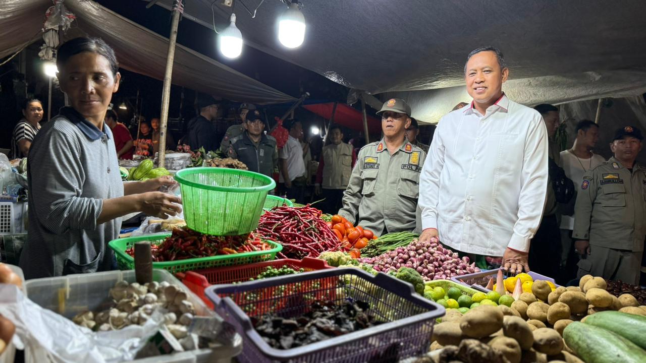Wali Kota Bekasi Saat Meninjau Relokasi Pedagang Plaza Pasar Pondok Gede