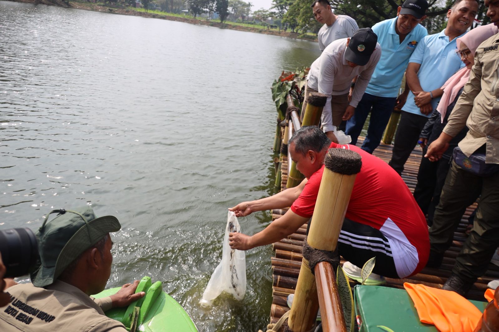 Wali Kota Bekasi Saat Penebaran Ikan Nila dan Patin di Danau Duta Harapan