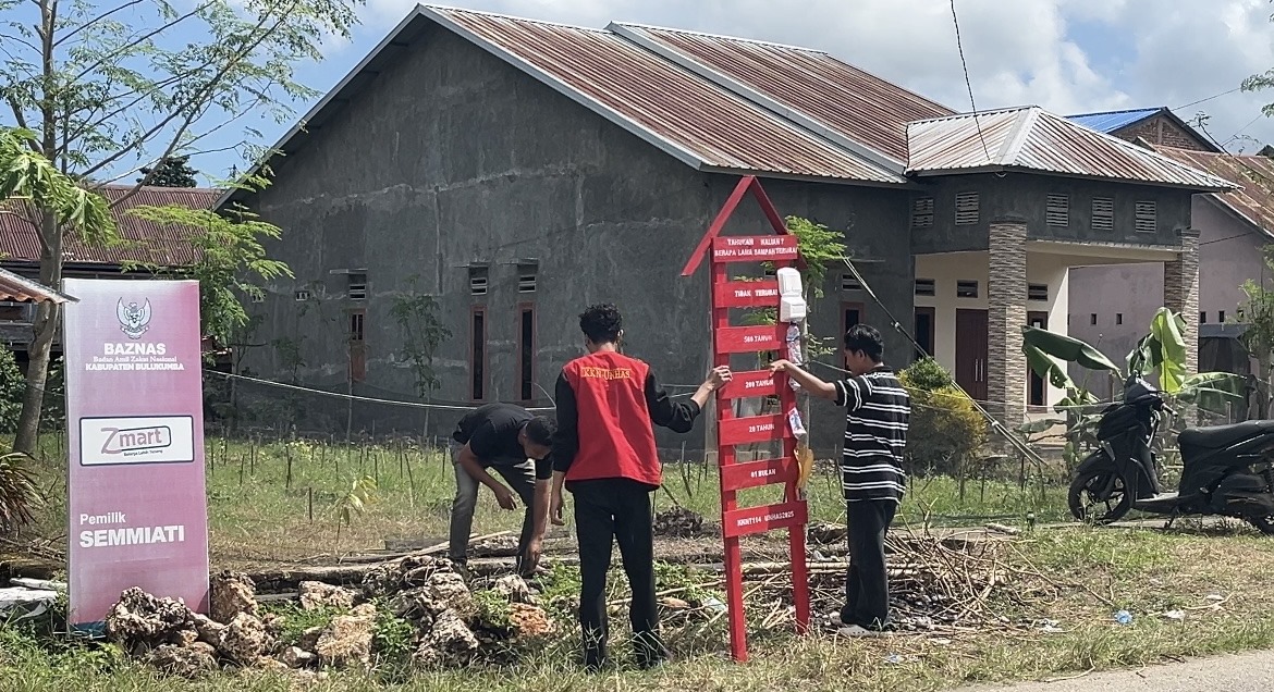 Mahasiswa KKN Unhas Edukasi Warga Desa Seppang Soal Sampah Lewat Plang Informasi