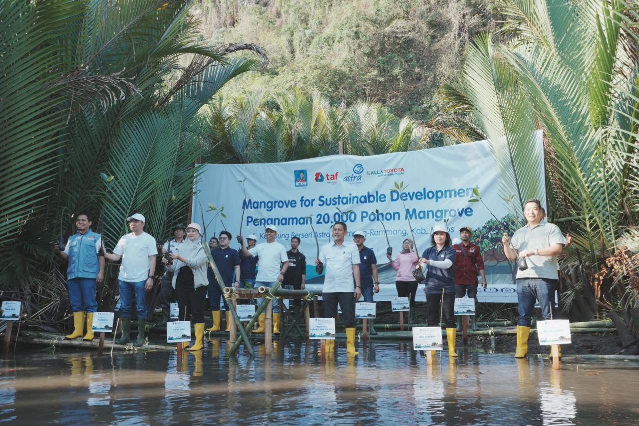 Astra Group dan Kalla Toyota Tanam 20.000 Bibit Mangrove di KBA Rammang-Rammang