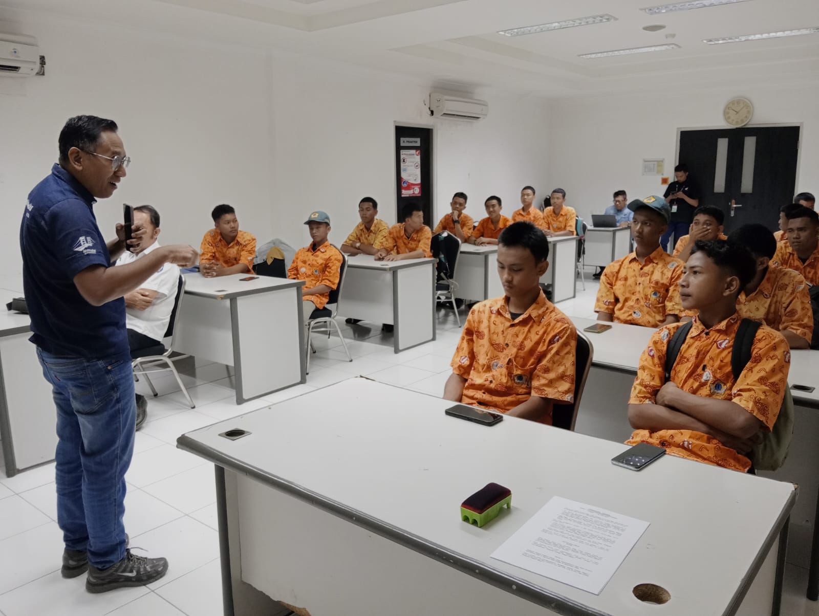 Asmo Sulsel Sambut Kunjungan Industri SMKN 10 Makassar, Distribusikan Siswa PKL ke 9 AHASS