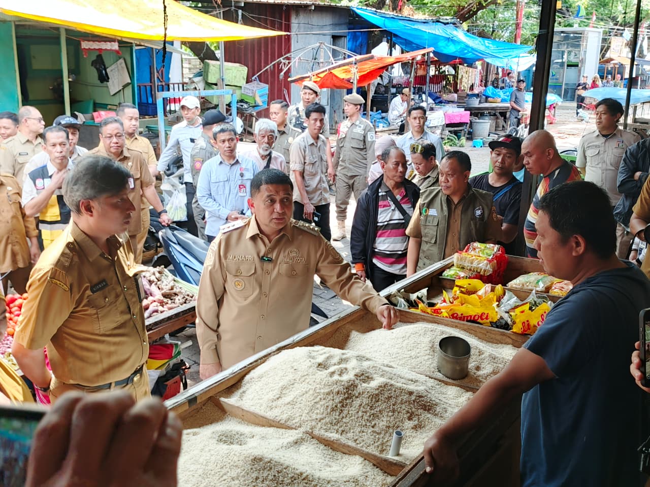 Kepala Dinas Ketahanan Pangan (DKP) Kota Makassar, Nirman Nisman Mungkasa, mendampingi Wali Kota Makassar, Munafri Arifuddin, saat melakukan inspeksi mendadak (sidak) di Pasar Pabaeng-baeng, Senin (25/08).