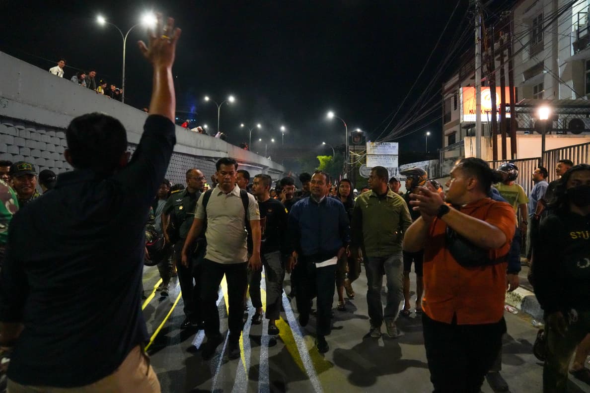 Temui Massa Aksi, Gubernur Sulsel Imbau Masyarakat Menahan Diri