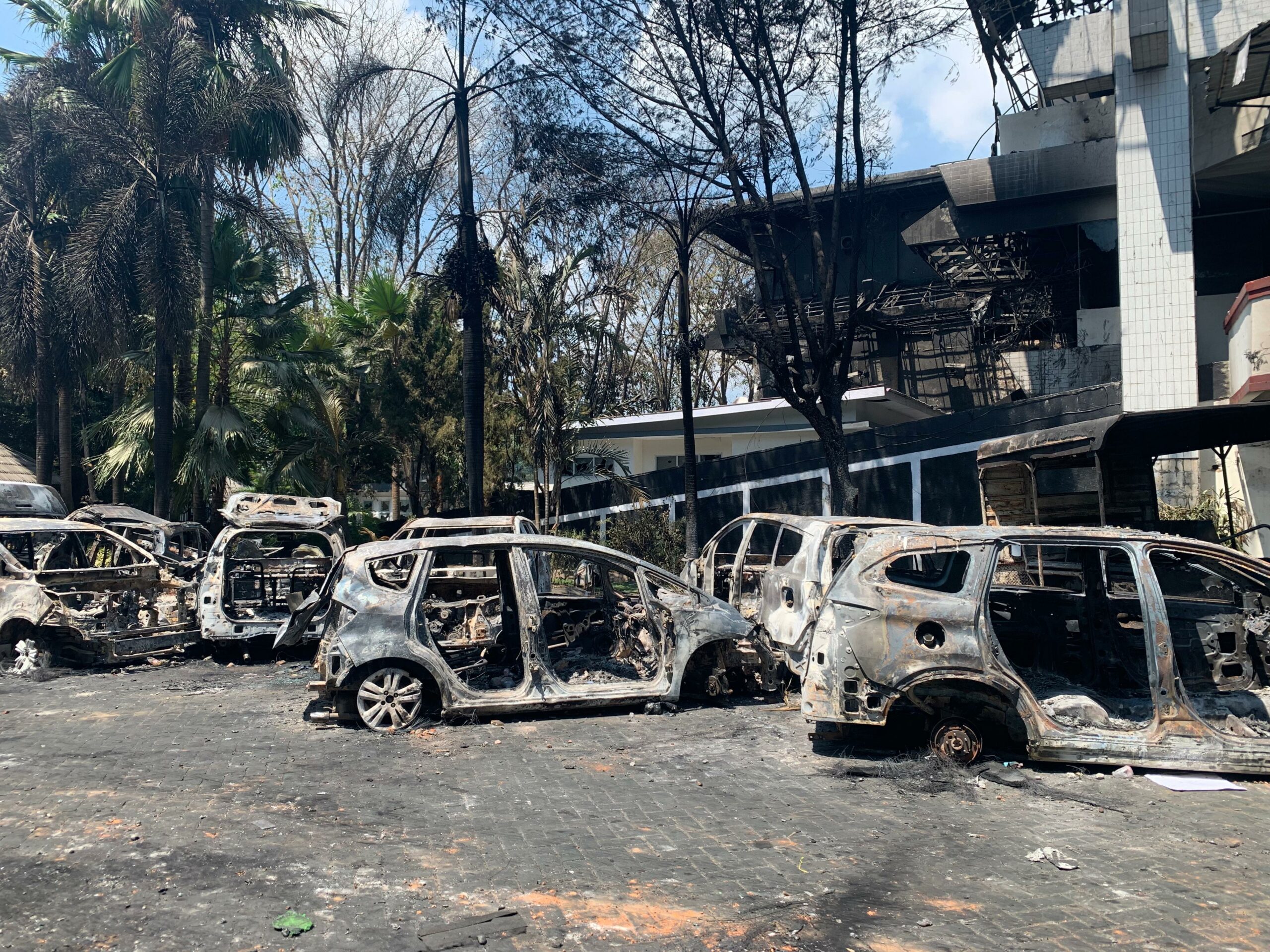FOTO: Pasca Kebakaran di Kantor DPRD Makassar Usai Dibakar Massa FOTO: Pasca Kebakaran di Kantor DPRD Makassar Usai Dibakar Massa