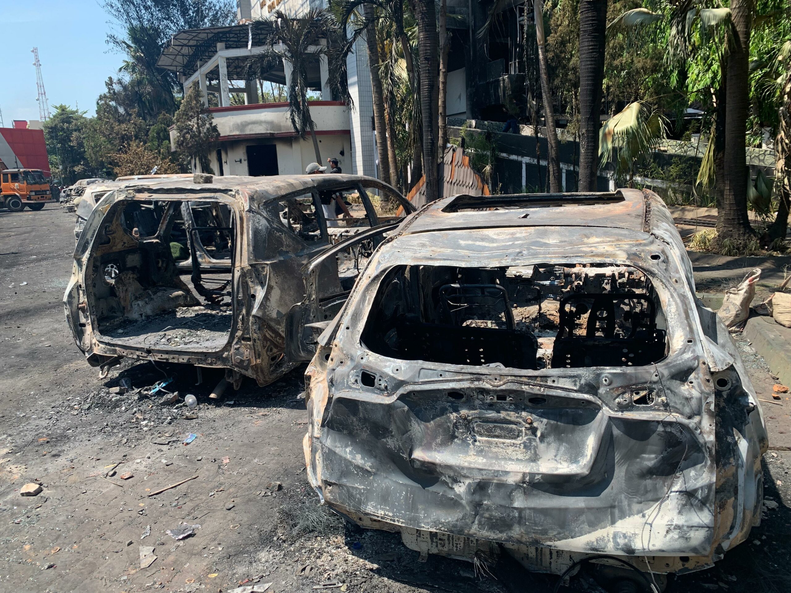 FOTO: Pasca Kebakaran di Kantor DPRD Makassar Usai Dibakar Massa FOTO: Pasca Kebakaran di Kantor DPRD Makassar Usai Dibakar Massa