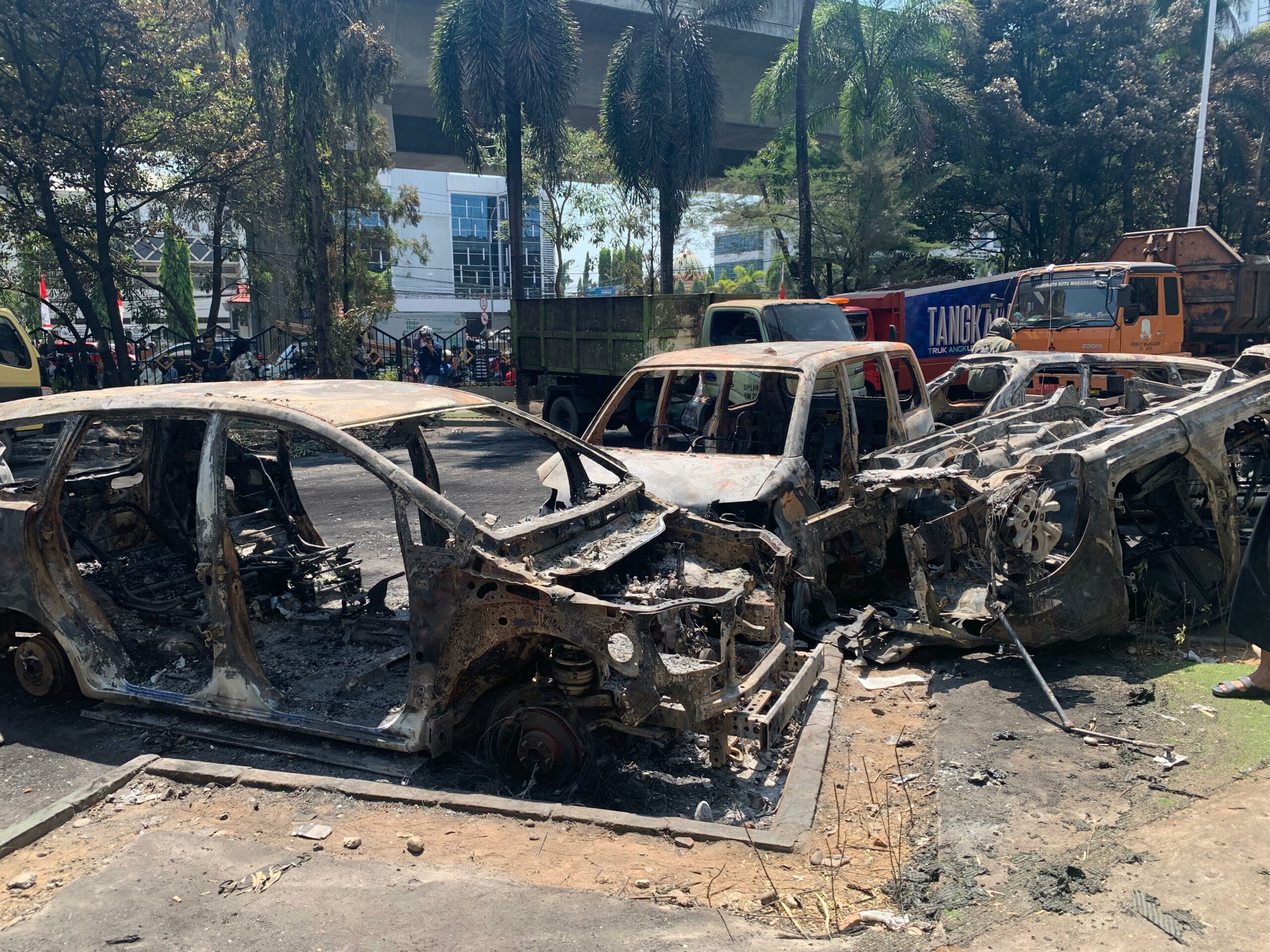 FOTO: Pasca Kebakaran di Kantor DPRD Makassar Usai Dibakar Massa FOTO: Pasca Kebakaran di Kantor DPRD Makassar Usai Dibakar Massa