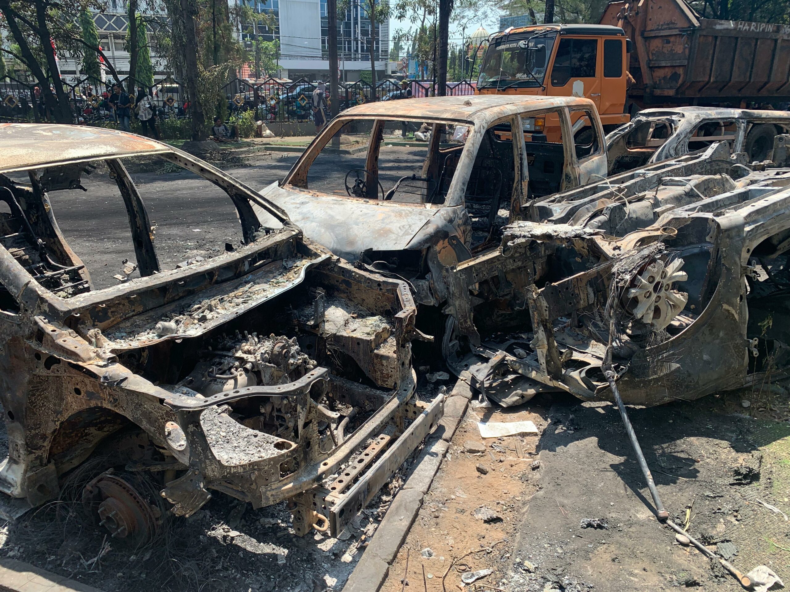 FOTO: Pasca Kebakaran di Kantor DPRD Makassar Usai Dibakar Massa FOTO: Pasca Kebakaran di Kantor DPRD Makassar Usai Dibakar Massa