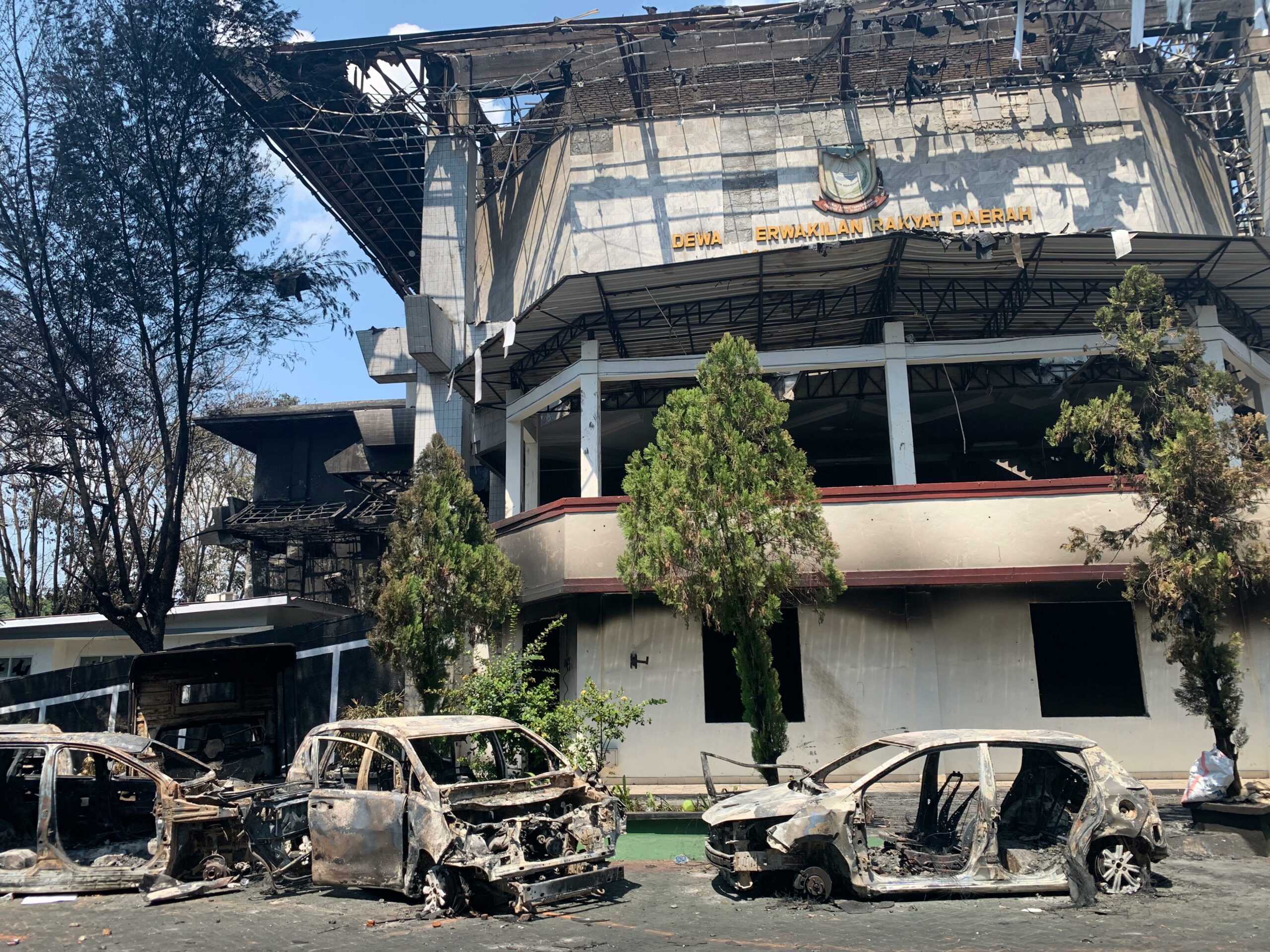 FOTO: Pasca Kebakaran di Kantor DPRD Makassar Usai Dibakar Massa FOTO: Pasca Kebakaran di Kantor DPRD Makassar Usai Dibakar Massa
