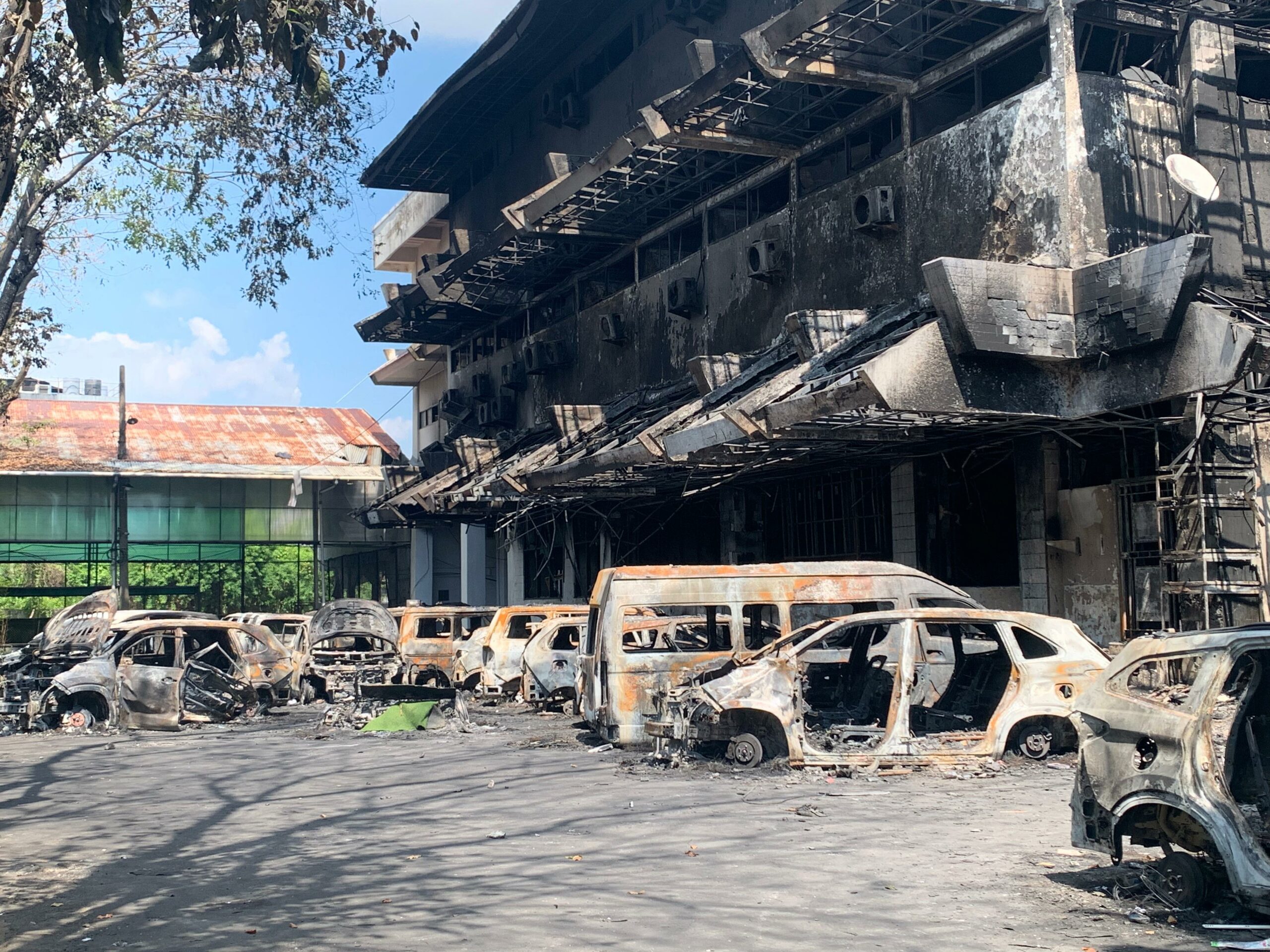 FOTO: Pasca Kebakaran di Kantor DPRD Makassar Usai Dibakar Massa FOTO: Pasca Kebakaran di Kantor DPRD Makassar Usai Dibakar Massa