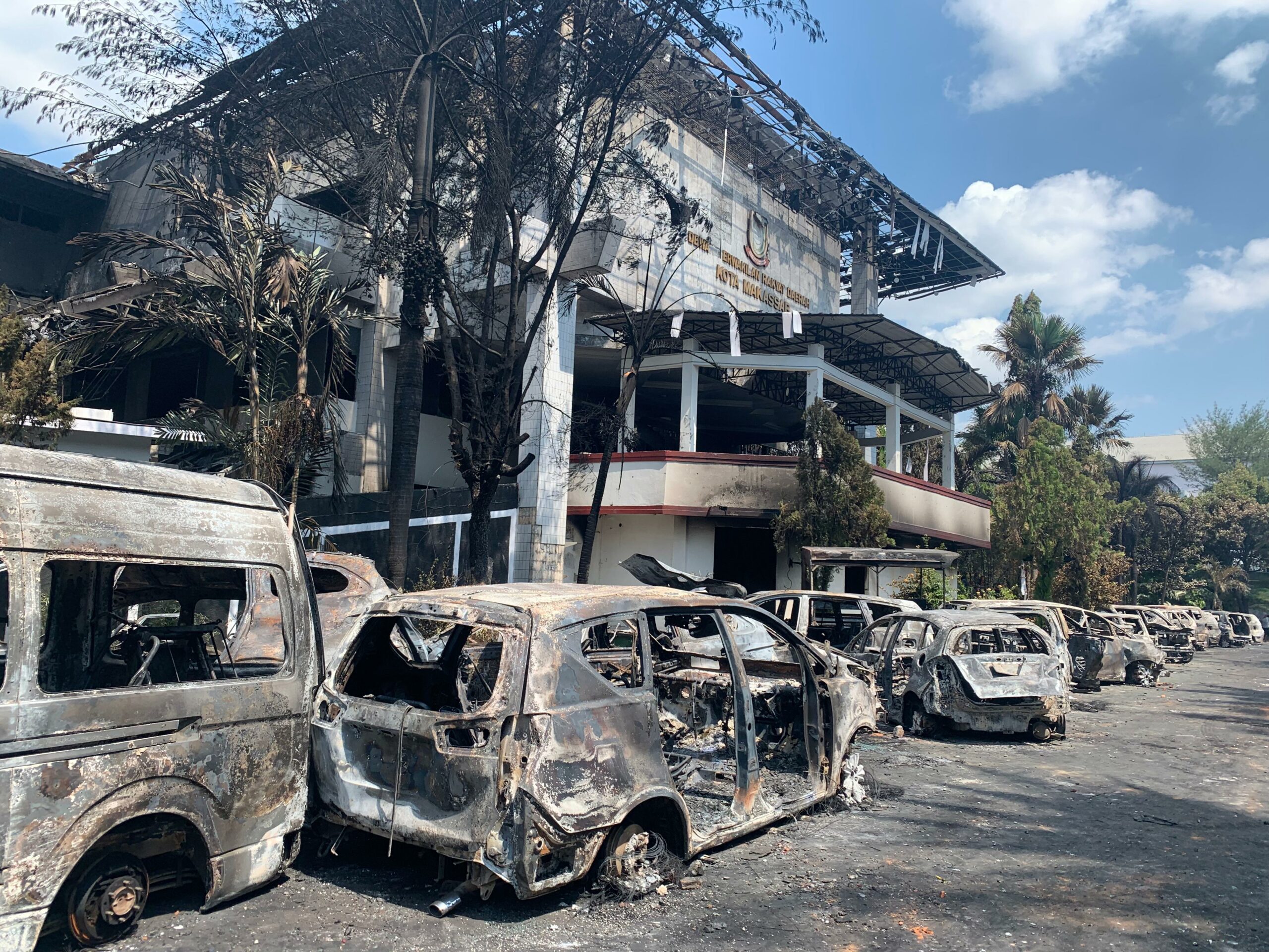 FOTO: Pasca Kebakaran di Kantor DPRD Makassar Usai Dibakar Massa FOTO: Pasca Kebakaran di Kantor DPRD Makassar Usai Dibakar Massa