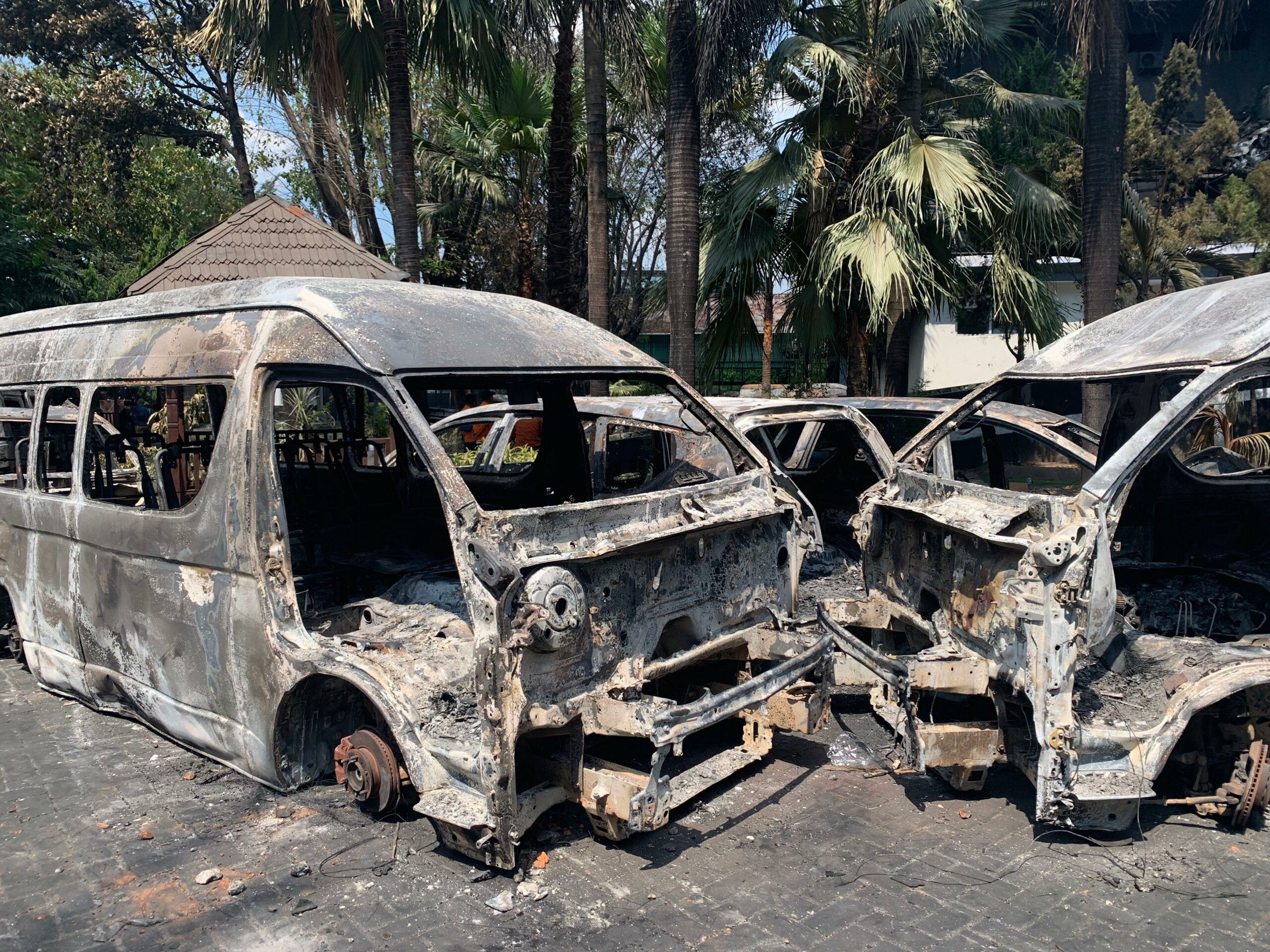 FOTO: Pasca Kebakaran di Kantor DPRD Makassar Usai Dibakar Massa FOTO: Pasca Kebakaran di Kantor DPRD Makassar Usai Dibakar Massa
