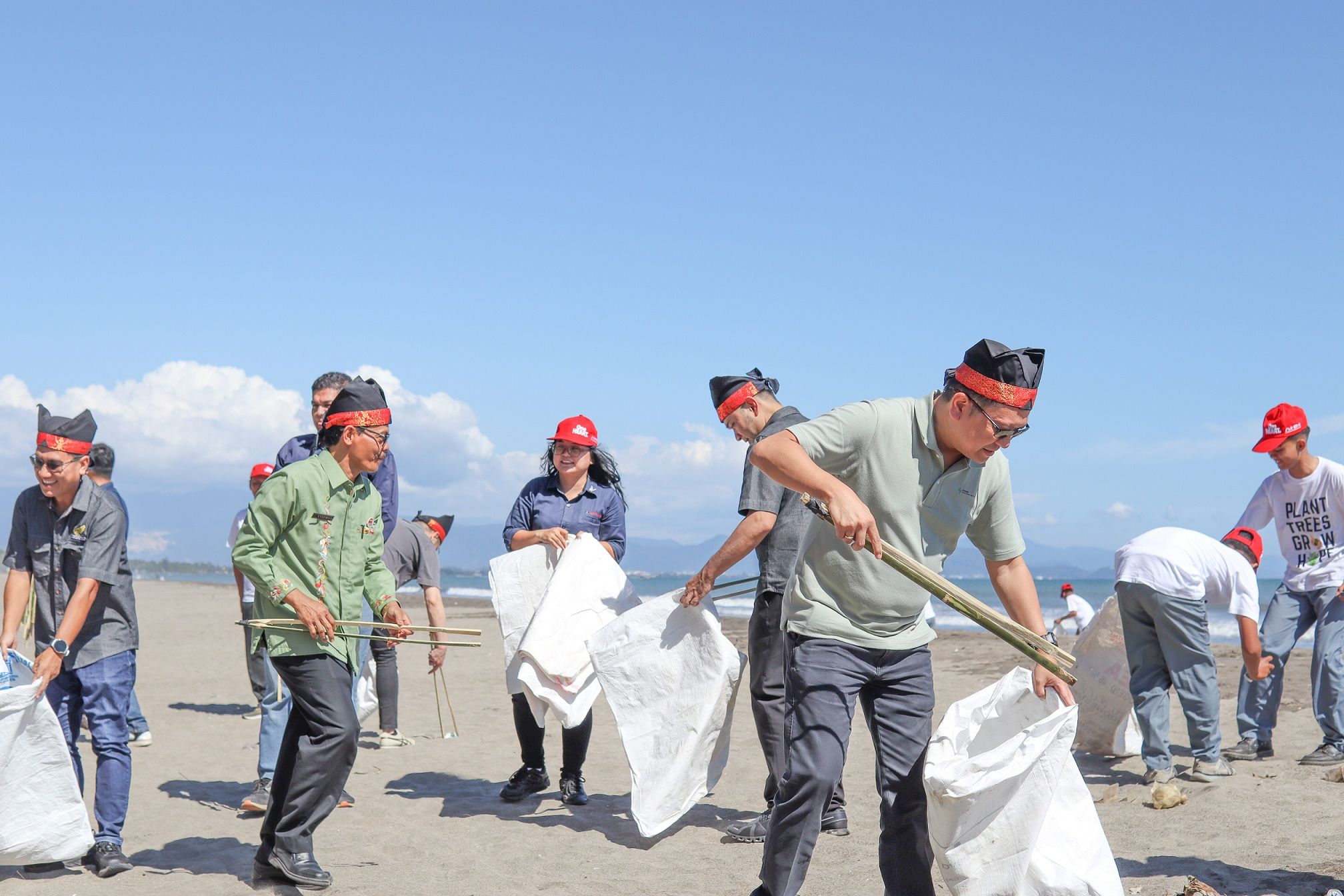 Yayasan AHM Dorong Ekowisata Lewat Pelepasan Tukik dan Bersih Pantai di Padang