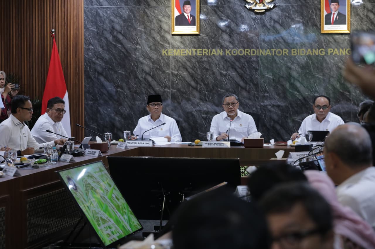 Menteri Desa dan Pembangunan Daerah Tertinggal (Mendes PDT) Yandri Susanto Saat Mengikuti Rapat Koordinasi Terbatas (Rakortas) Percepatan Pembentukan Kopdes Merah Putih yang Dipimpin Menko Pangan Zulkifli Hasan, di Kantor Kemenko Pangan, Jakarta Pusat, Rabu (20/8/2025).