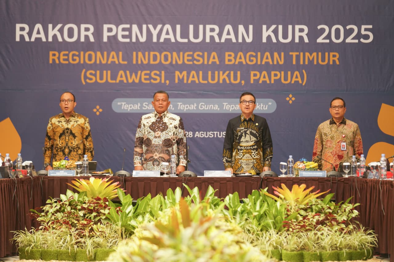 Wakil Menteri Koperasi dan Usaha Mikro, Kecil, dan Menengah (UMKM), Helvi Moraza Saat Menghadiri Rapat Koordinasi Penyaluran KUR 2025 Regional Indonesia Timur yang Mengangkat Tema "Tepat Sasaran, Tepat Guna, dan Tepat Waktu" di Gedung Otoritas Jasa Keuangan (OJK) Makassar, Kamis, (28/7/2025).
