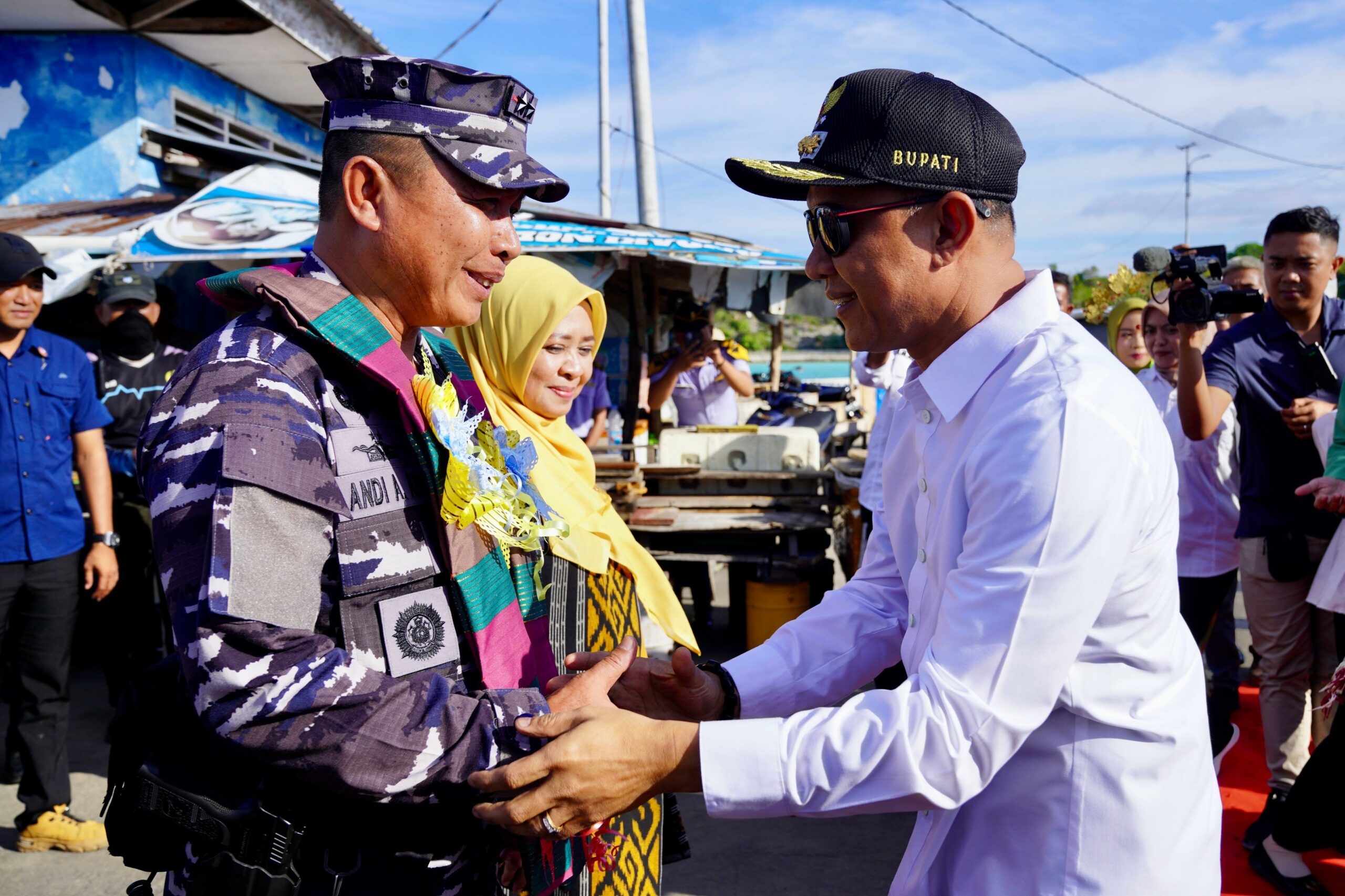 Kembali ke Tanah Kelahiran, Laksda TNI Andi Abdul Azis Disambut Hangat Bupati Selayar