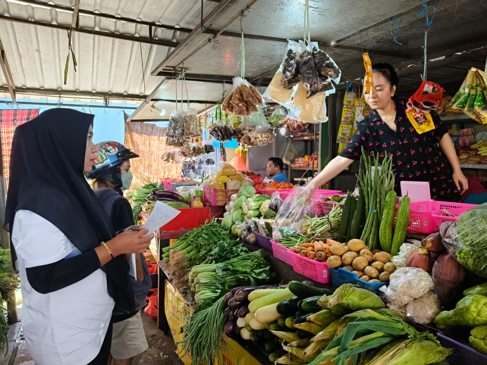 DKP Makassar Lakukan Update Harga Pangan di Pasar Sentral BTP