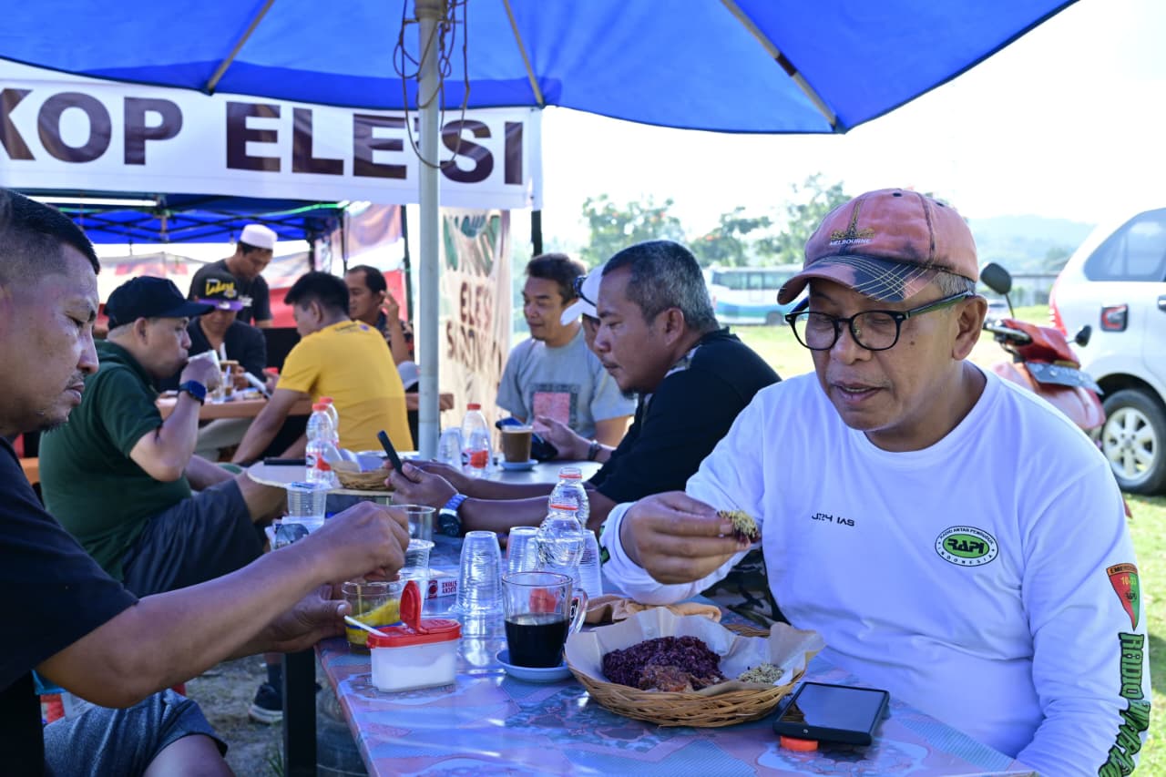 Ilham Arief Sirajuddin (IAS) Saat Ngopi Bareng Tokoh Masyarakat Luwu Timur