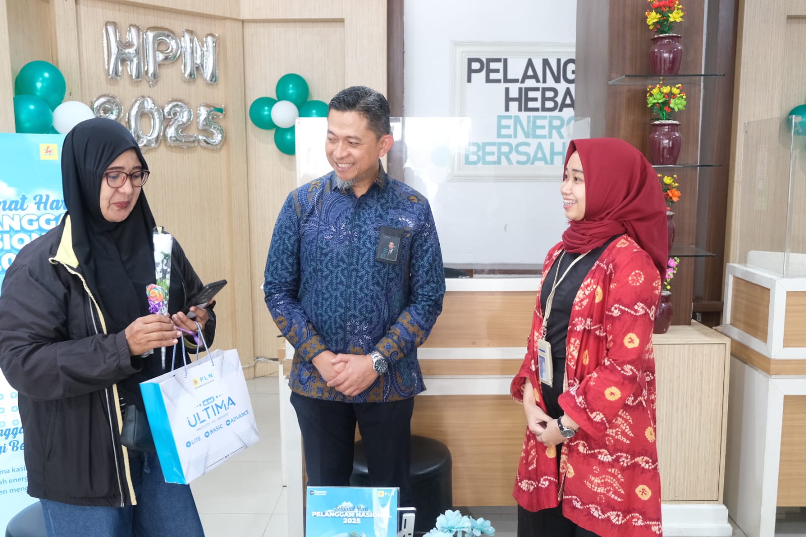 GM PLN UID Sulselrabar Edyansyah Tengah Melayani Langsung dan Menyapa Pelanggan di PLN ULP Mattoanging Kota Makassar Dalam Rangka Hari Pelanggan Nasional 2025
