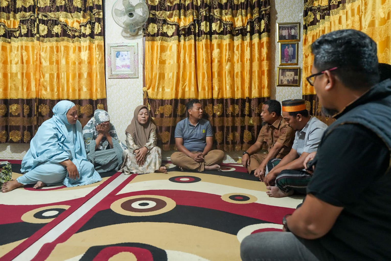 Gubernur Sulawesi Selatan, Andi Sudirman Sulaiman Mengunjungi Kediaman Almarhum Muhammad Akbar Basri atau Abay, Salah Satu Staf Humas DPRD Kota Makassar yang Menjadi Korban Kebakaran Saat Unjuk Rasa di DPRD Makassar pada (29/8/2025) malam.