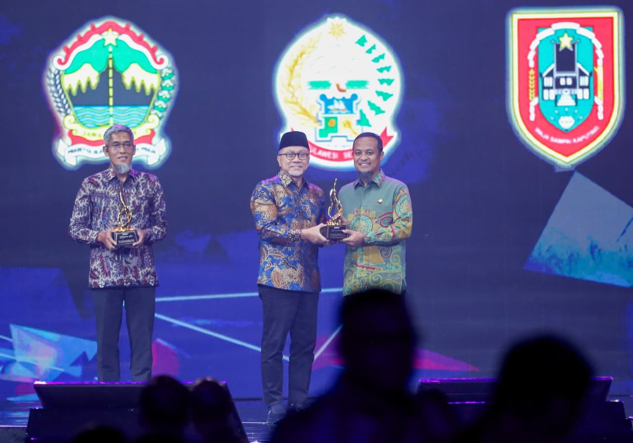Gubernur Sulawesi Selatan, Andi Sudirman Sulaiman, Menerima Penghargaan Sebagai Daerah Peduli Ketahanan Pangan yang Diserahkan Oleh Menteri Koordinator Pangan, Zulkifli Hasan, pada, Kamis (11/9/2025) malam.
