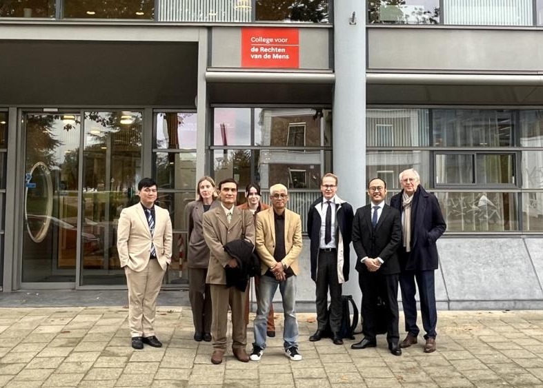 Michael de Castro (Pengacara dari Filipina), Sarah Stapel (Pengacara dari Belanda), Bremi A. Lawendatu (Pelaut asal Indonesia), Maxime Eljon (Pengacara dari Belanda), Rolan F. Garrido (Pelaut asal Filipina), Frank Peters (Pengacara dari Belanda), Gede Aditya Pratama (Pengacara dari Indonesia), dan Kees van Ast (Yayasan Equal Justice Equal Pay) Berfoto di depan Institut Hak Asasi Manusia Belanda