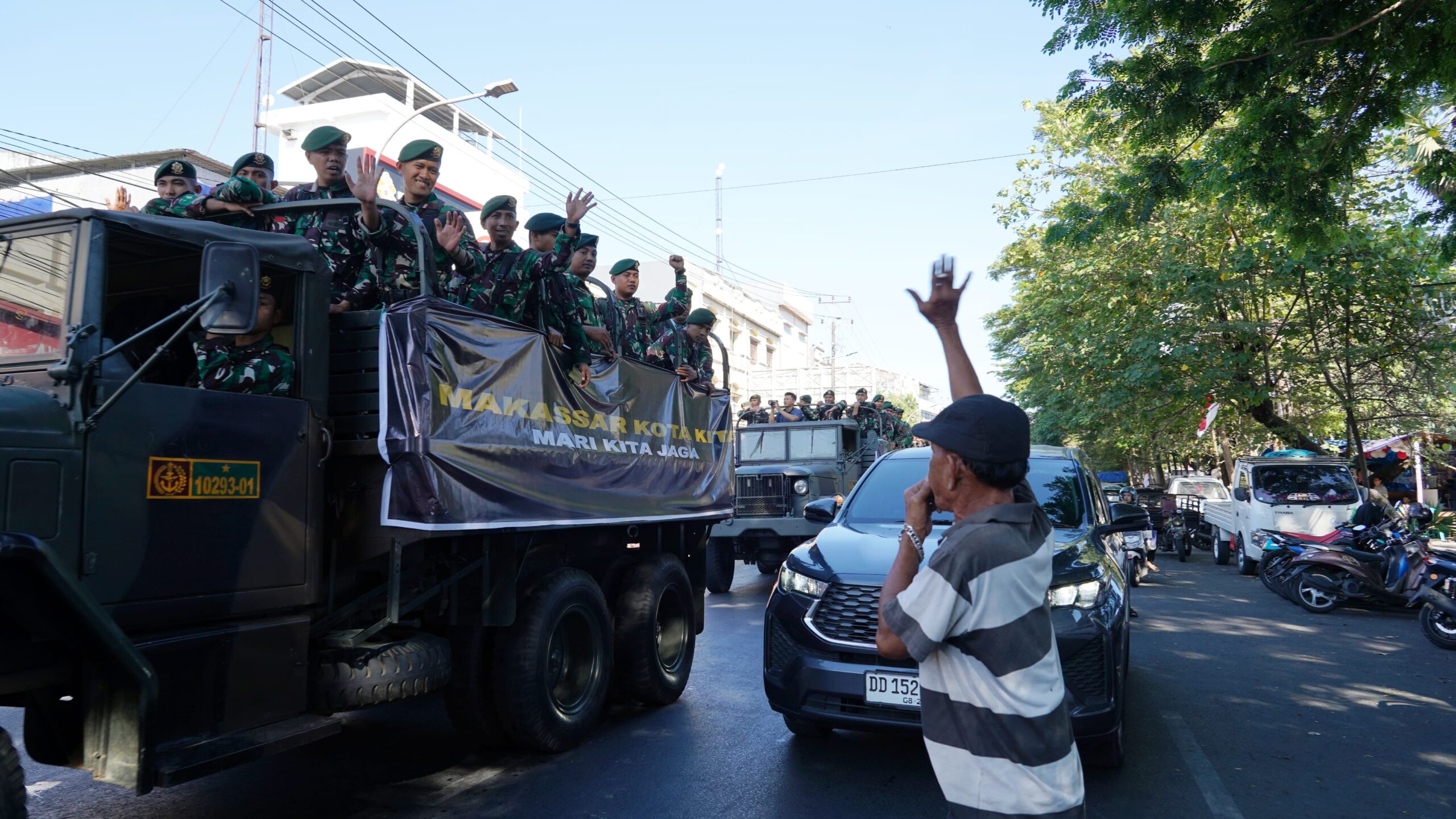 Pangdivif 3 Kostrad Suarakan Pesan Persatuan Saat Patroli Kota Makassar. (Ist)