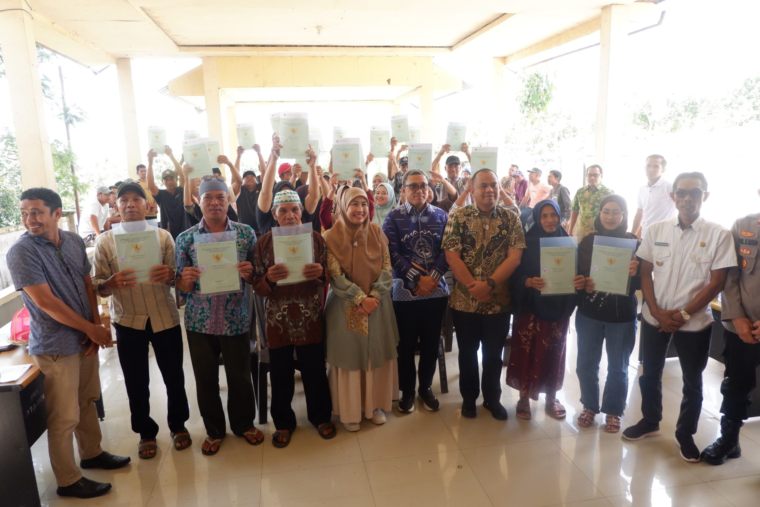Pemkab dan BPN Jeneponto Serahkan Sertipikat Lintas Sektor UMKM Tahun 2023 di Desa Lebangmanai