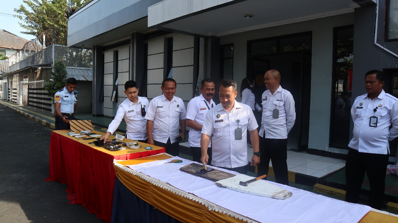 Lapas Garut Melaksanakan Kegiatan Pemusnahan Barang Sitaan Hasil Razia, Berupa Alat Komunikasi dan Alat Elektronik yang Ditemukan Selama Kegiatan Penggeledahan di Kamar Hunian Warga Binaan Pemasyarakatan (WBP).