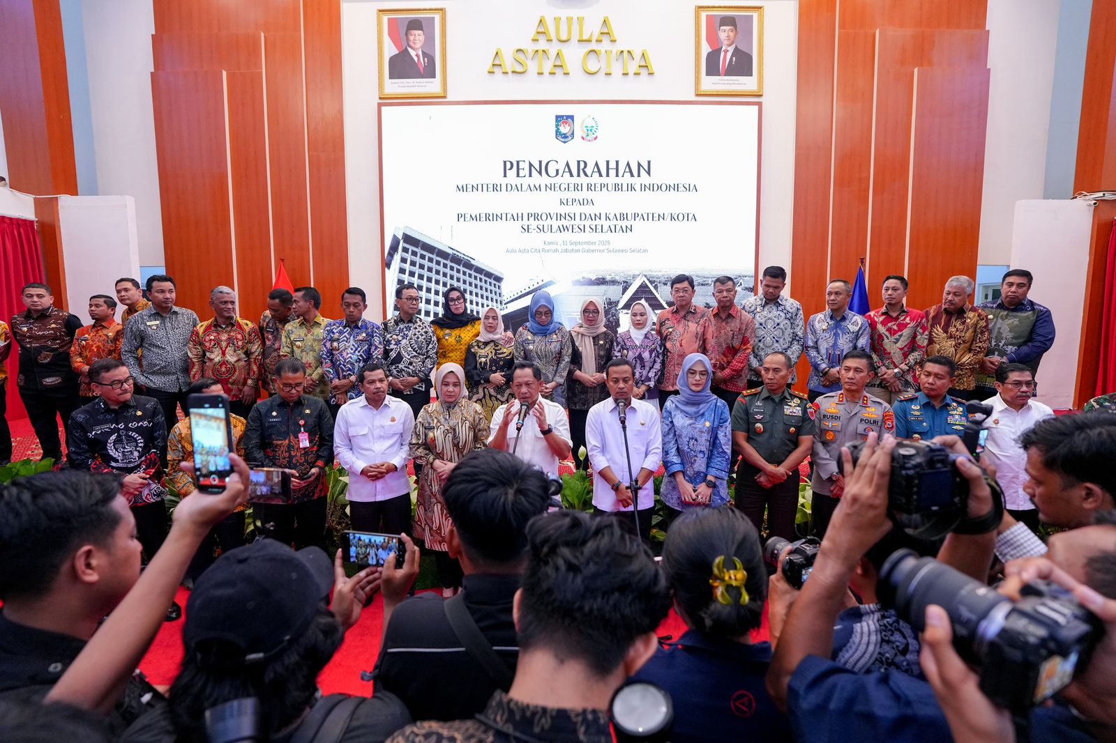 Gubernur Sulawesi Selatan, Andi Sudirman Sulaiman Menerima Kunjungan Menteri Dalam Negeri (Mendagri) Tito Karnavian di Aula Asta Cita, Rumah Jabatan Gubernur Sulsel, Kamis (11/9/2025).