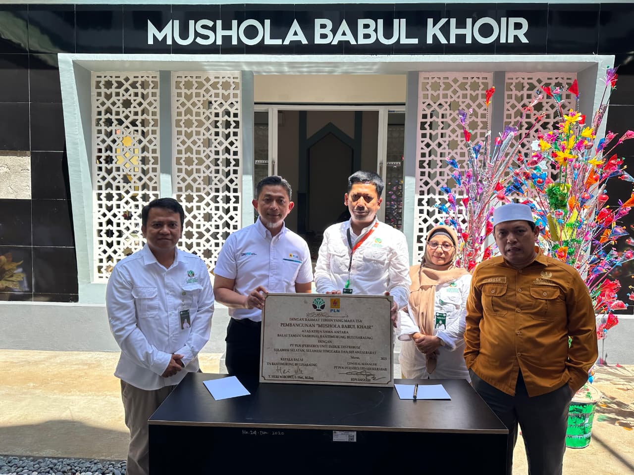 General Manager PLN UID Sulselrabar, Edyansyah (Dua dari Kiri) dan Kepala Balai TN Bantimurung Bulusaraung, T. Heri Wibowo (Kedua dari Kanan) Meresmikan Secara Simbolis Mushola Babul Khoir Sebagai Bentuk Sinergitas dalam Mendukung Kegiatan Sosial, Lingkungan, dan Spiritual Masyarakat Sekitar Kawasan Konservasi.