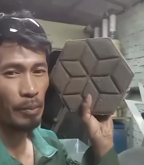 Pendaur Ulang Sampah Plastik Jadi Paving Block
