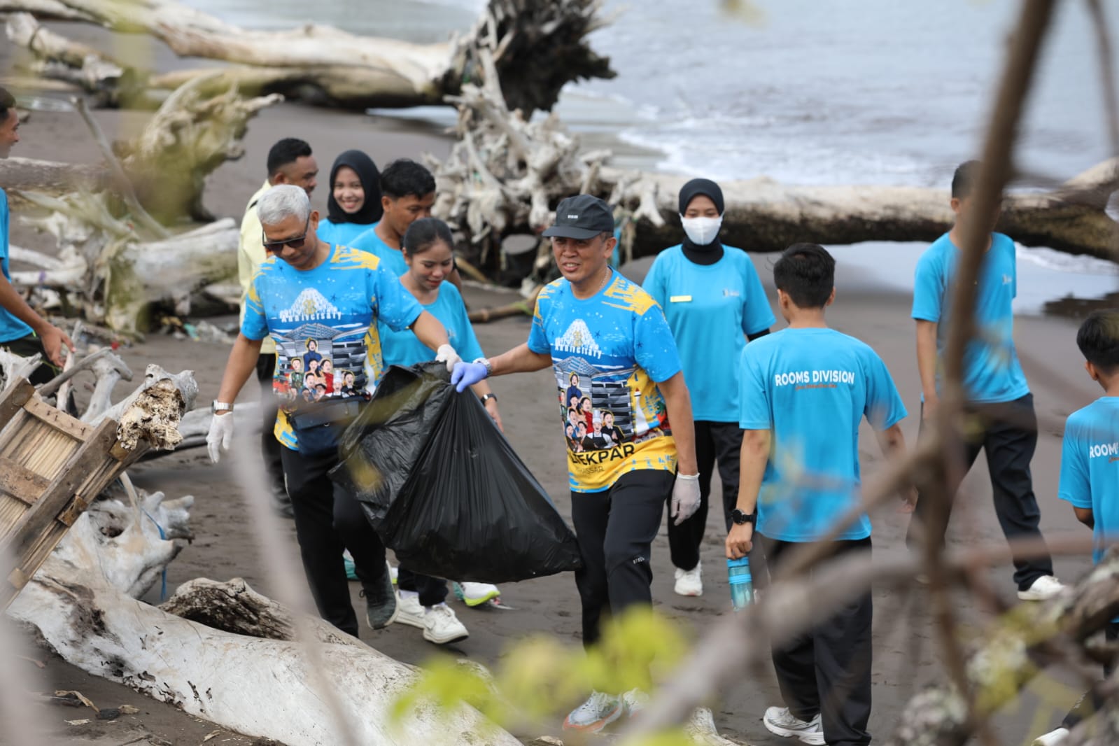 Poltekpar Makassar Gelar Gerakan Wisata Bersih, Bersihkan Pantai Sepanjang 2 Kilometer Kawasan Pesisir