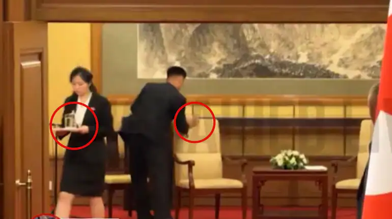 Potret Staf Korea Utara Bersihkan Jejak Kim Jong Un