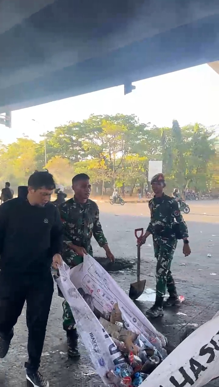Tunjukkan Aksi Nyata, Karang Taruna Bantu Amankan Makassar Seraya Gelar Bersih Bersama