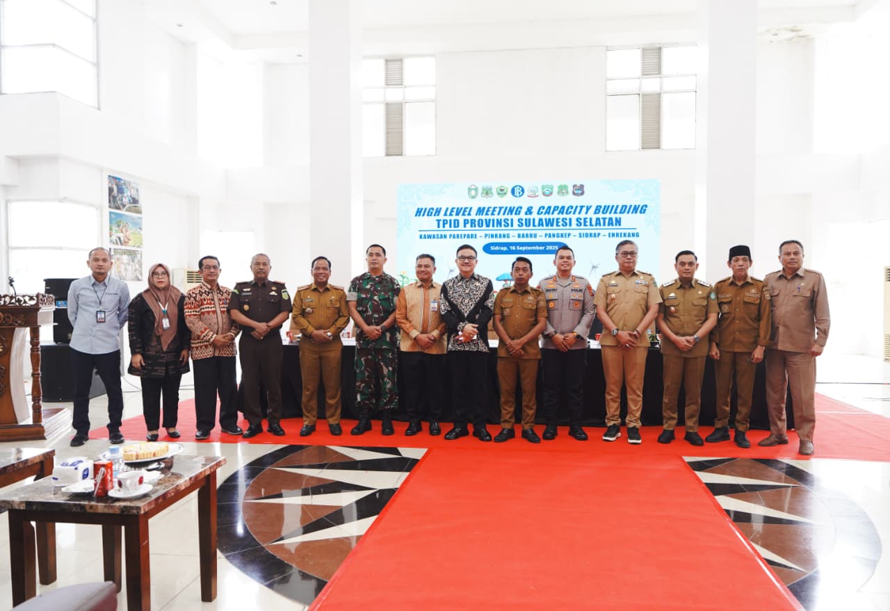 Sekda Sulsel, Jufri Rahman Memimpin High Level Meeting (HLM) Tim Pengendalian Inflasi Daerah (TPID) Zona 3 Sulsel di Kantor Bupati Sidrap pada Selasa, (16/9/2025).