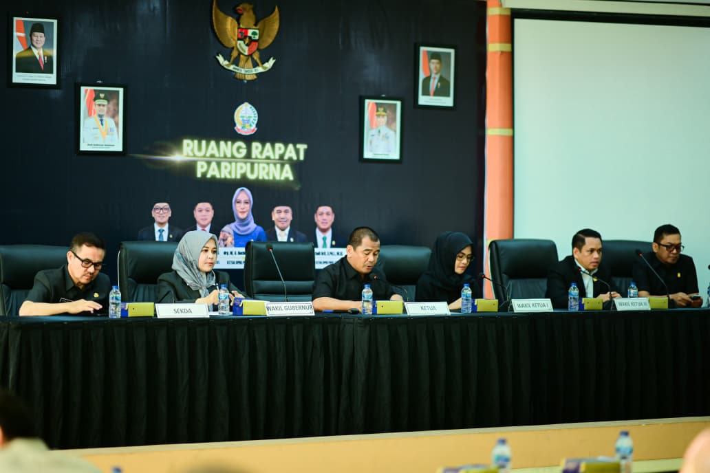 Wakil Gubernur Sulawesi Selatan Fatmawati Rusdi Saat Menghadiri Rapat Bersama Fraksi DPRD Sulsel Membahas Nota Keuangan dan Ranperda Perubahan APBD Tahun Anggaran 2025 di Kantor Dinas Bina Marga dan Konstruksi Sulsel, Jalan AP Pettarani, Makassar, Senin, (8/9/2025).