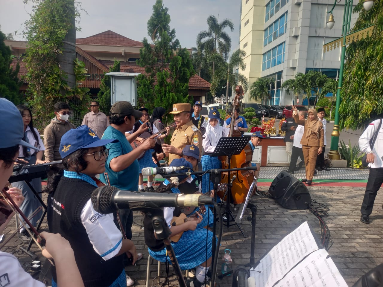 Wakil Wali Kota Bekasi Harris Bobihoe Hibur Apel Pagi dengan Lagu Lawas