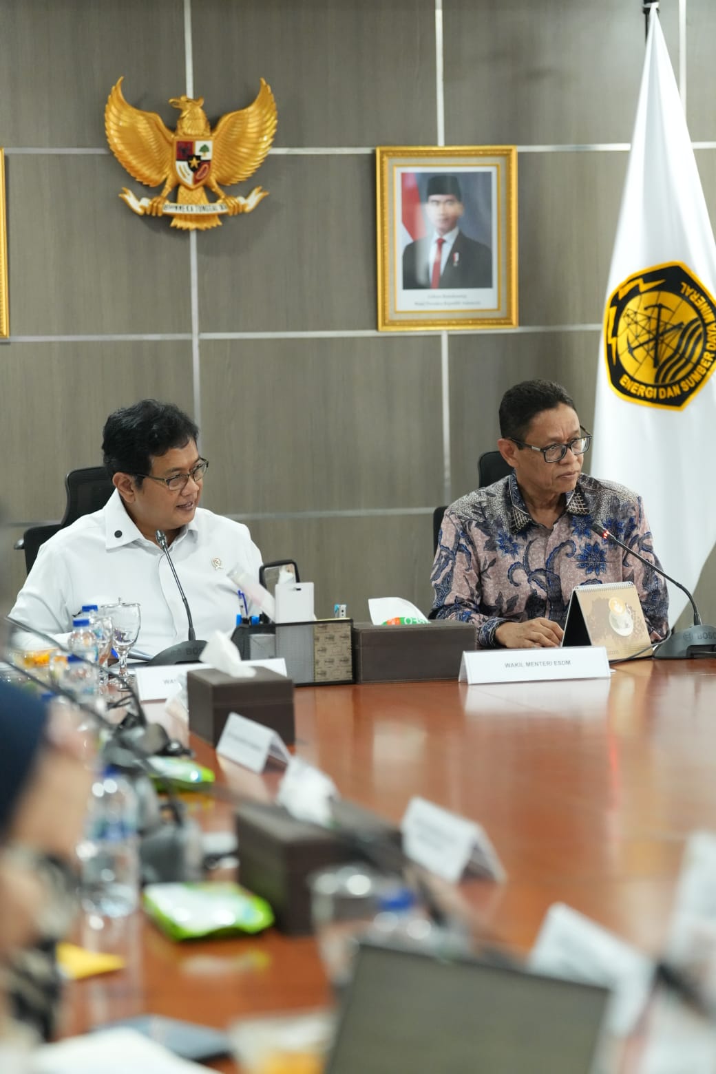 Wakil Menteri Transmigrasi, Viva Yoga Mauladi, Saat Melakukan Rapat Koordinasi dengan Wakil Menteri ESDM, Yuliot Tanjung di Gedung Dirjen Ketenagalistrikan Kementerian ESDM, Jakarta, (2/9/2025).