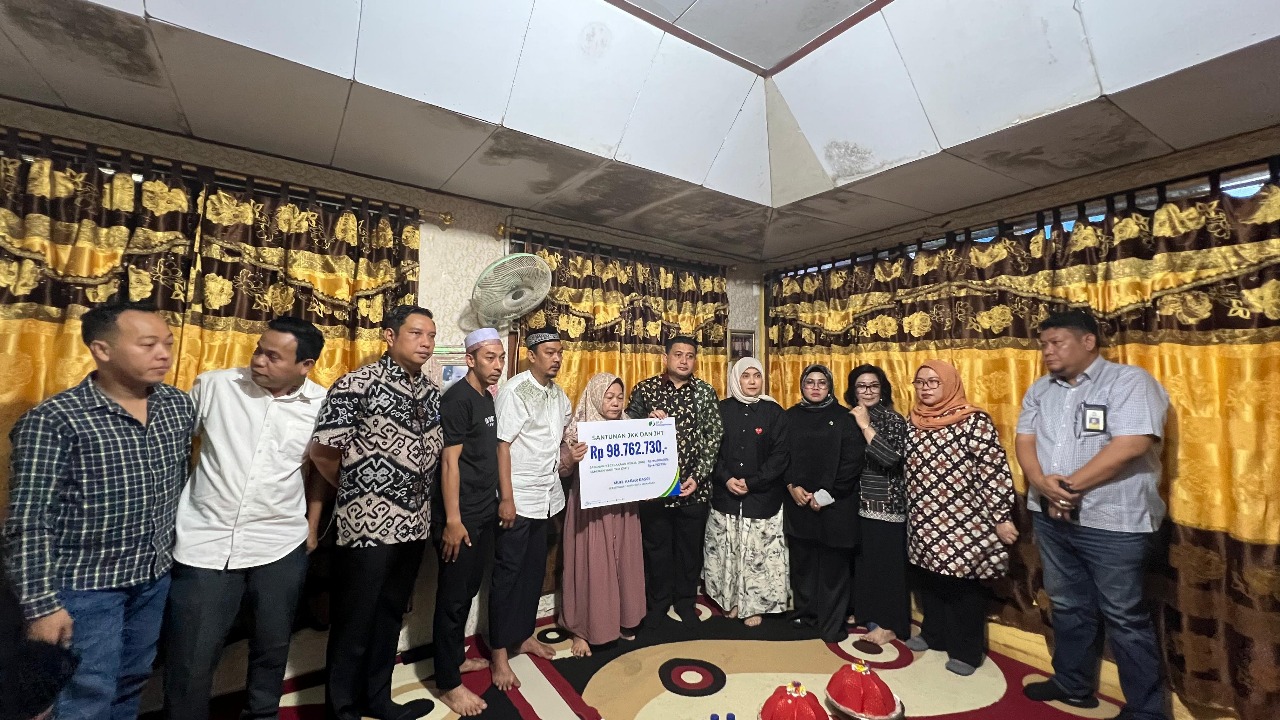 Pemkot Makassar Serahkan Santunan Rp98 Juta untuk Keluarga Almarhum Abay
