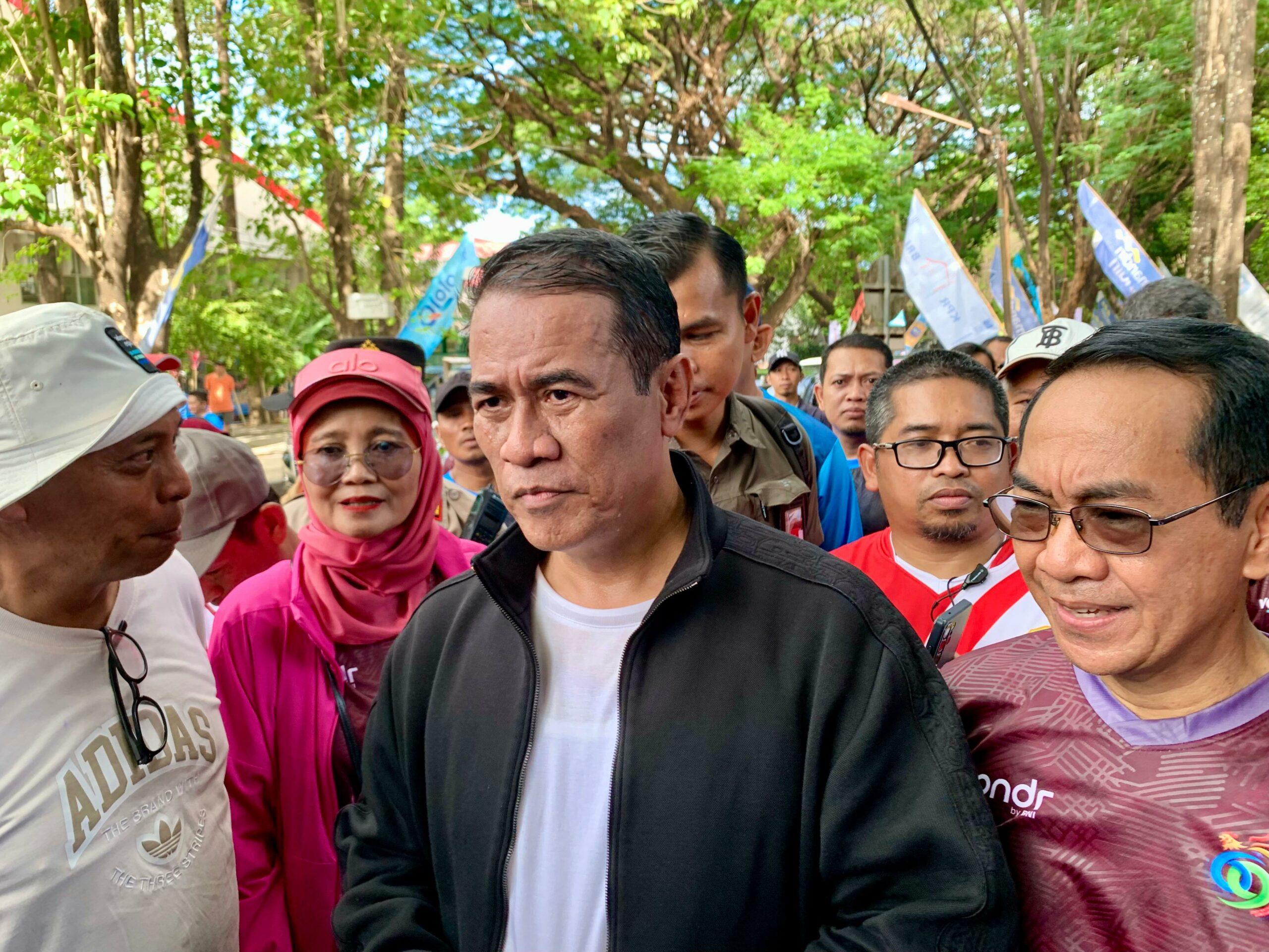 Mentan Amran Salurkan Traktor hingga 100 Sepeda di Funwalk Dies Natalis Unhas ke-69