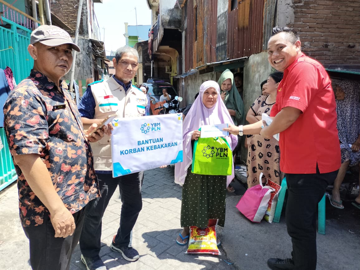 YBM PLN UIP Sulawesi Salurkan Bantuan untuk Korban Kebakaran di Rappokalling