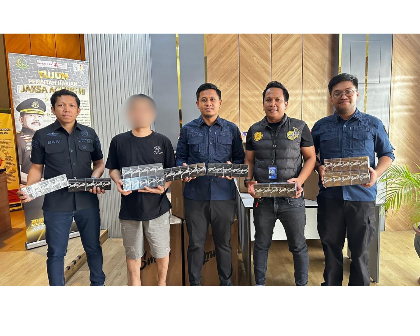 Bea Cukai Makassar Serahkan Tersangka Rokok Ilegal ke Kejaksaan Negeri Maros