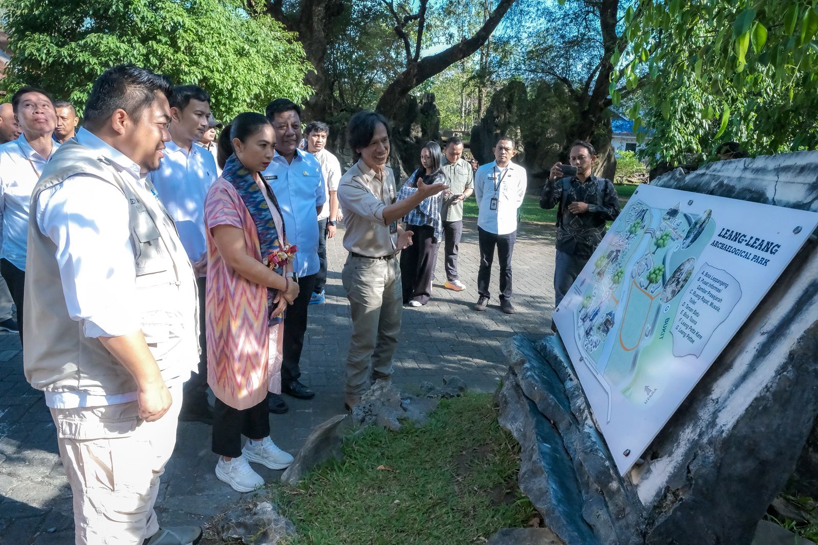 Wamenpar Tinjau Kesiapan Geopark Maros-Pangkep Jelang Revalidasi UNESCO
