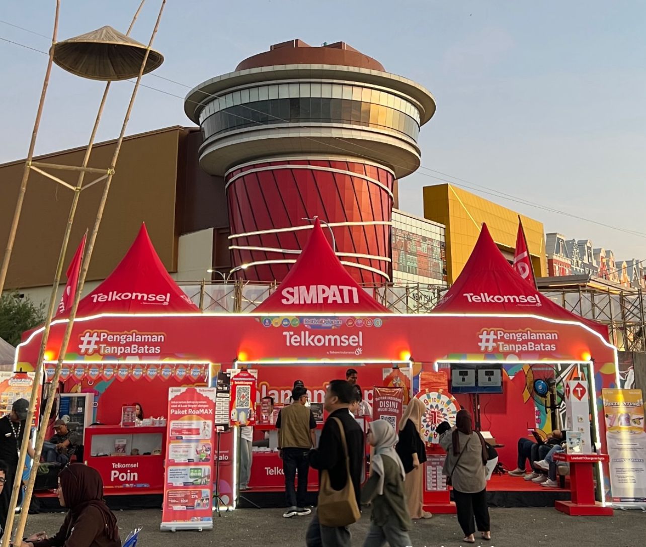 Telkomsel Tawarkan Pengalaman Digital Lengkap di F8 Makassar 2025