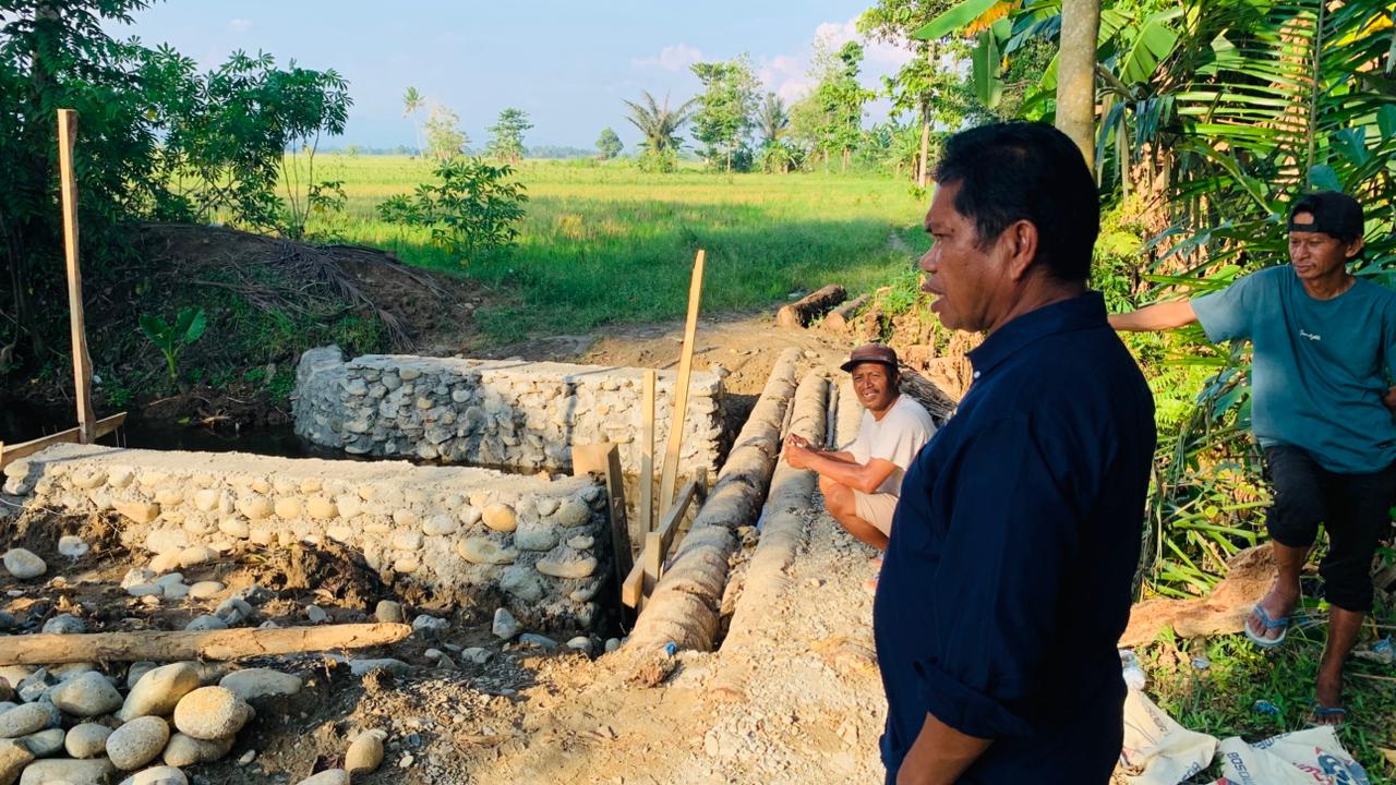 Anggota DPRD Kabupaten Luwu Utara, Jalisman Tinjau Pembangunan Plat Deukker di Buangin