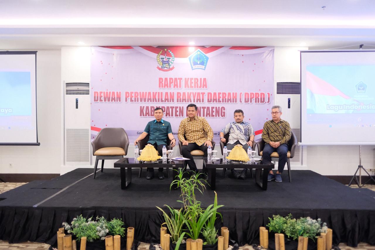 Bupati Bantaeng, Uji Nurdin Saat Menghadiri Rapat Kerja DPRD Kabupaten Bantaeng